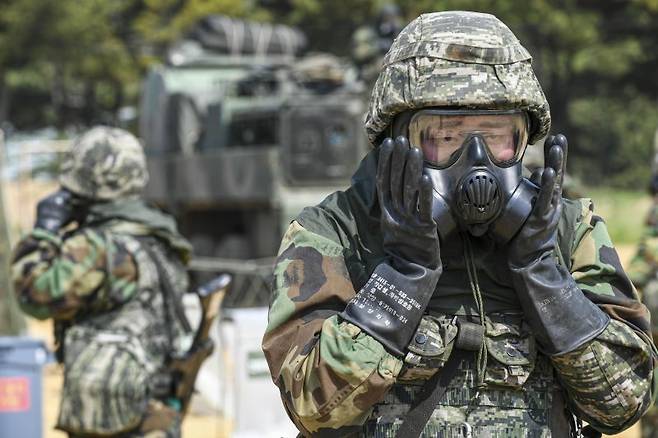 서북도서방위사령부는 지난 21일부터 23일까지 백령도와 연평도 등 서북도서 일대에서 서북도서의 군사대비태세를 유지하고, 합동작전 수행능력을 향상하기 위해 2025년 전반기 합동도서방어훈련을 실시했다.사진은 22일 해병대 6여단과 연평부대 장병들이 합동도서방어훈련 간 적 화학탄 낙탄에 대비한 화생방 제독 훈련을 하고 있다. 해병대사령부 제공