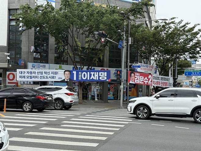21일 대구 중구 국채보상로에 이재명 더불어민주당 대통령 후보와 김문수 국민의힘 후보의 지역 공약이 담긴 현수막이 걸려 있다. 손현수 기자