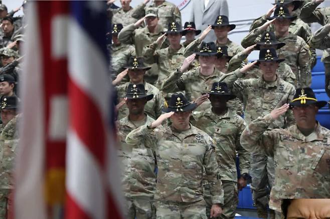 지난 2월29일 경기 동두천시 캠프 케이시에서 열린 순환배치부대 임무 교대식에서 미 육군 제3기병연대가 성조기에 경례하고 있다. 연합뉴스