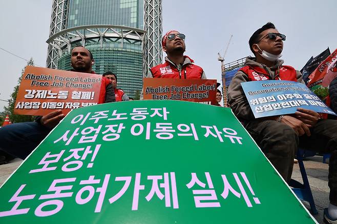 민주노총, 금속노조, 이주노조 등 조합원들이 지난 4월27일 오전 서울 종로구 보신각 앞에서 열린 ‘2025 세계노동절 이주노동자 메이데이’ 집회에서 이주노동자 강제추방, 위험의 이주화 중단 등을 요구하며 집회를 하고 있다. 정용일 선임기자 yongil@hani.co.kr