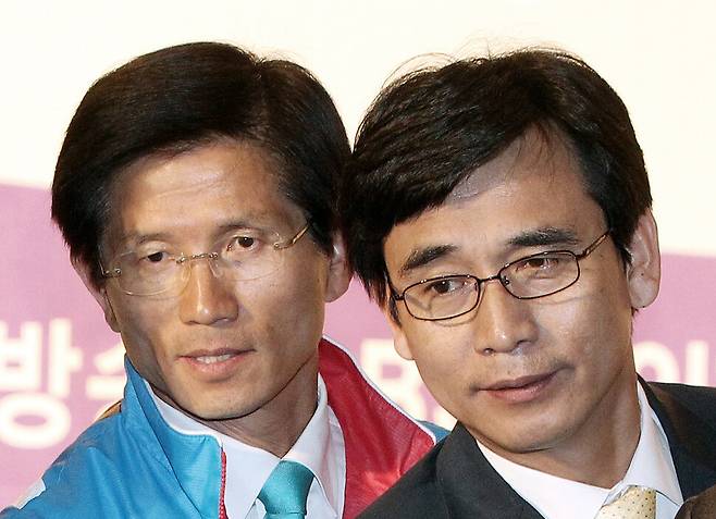 경기지사 자리를 놓고 맞붙은 유시민 당시 국민참여당 후보가 김문수 당시 한나라당 후보(왼쪽)가 2010년 5월13일 경기 수원시 경기중소기업종합지원센터에서 열린 6·2 지방선거 매니페스토 정책선거 실천 협약식에 참가했다. 연합뉴스