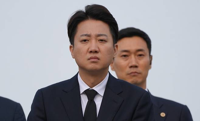 이준석 개혁신당 대통령 후보가 23일 경남 김해시 진영읍 봉하마을을 방문해 노무현 전 대통령 묘역을 참배하고 있다. 개혁신당 제공