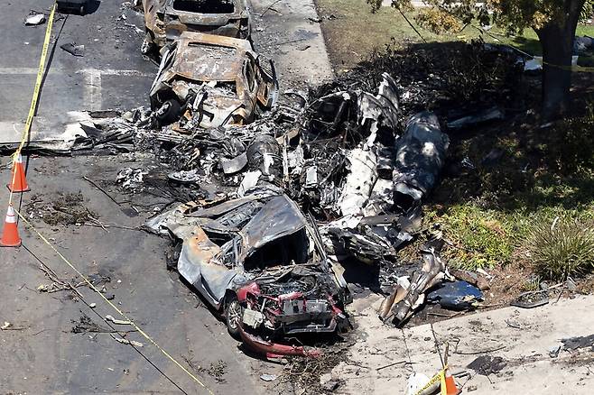 22일(현지시각) 미 샌디에이고 주택단지에서 일어난 소형비행기 추락사고로 비행기 잔해 등이 사고 현장에 흩어져 있다. 샌디에이고/AP 연합뉴스