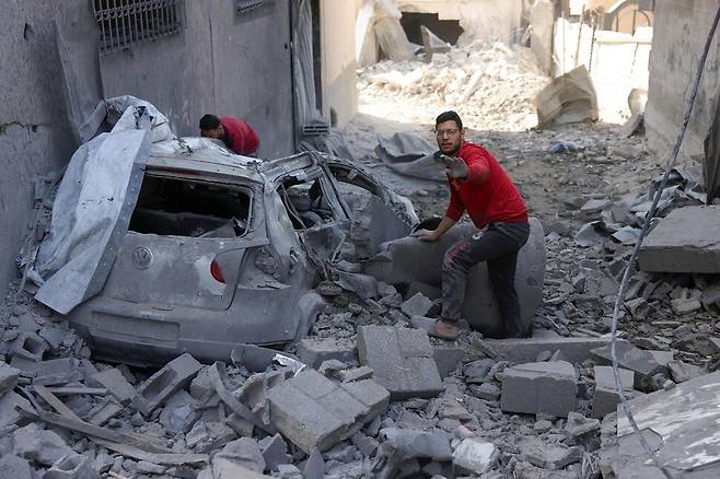 팔레스타인인들이 22일(현지시각) 가자지구 북부 자발리아 지역에서 이스라엘의 공습으로 파괴된 피해 지역을 살피고 있다. 가자지구의 민방위 기관은 이스라엘의 공습으로 22일 새벽부터 팔레스타인 영토 전역에서 최소 52명이 사망했다고 밝혔다. 이스라엘은 최근 며칠 동안 이 지역에서 군사 공세를 강화했다. 자발리아/AFP 연합뉴스