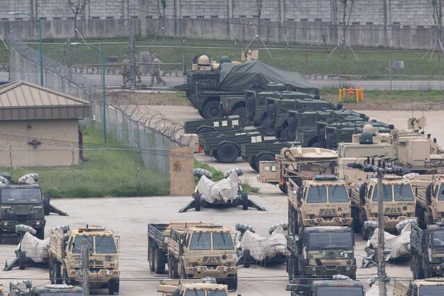 미국 언론이 미 정부가 주한미군 감축을 검토하고 있다고 보도한 23일 오전 경기 동두천시 주한미군 기지에 미군 전투 장비들이 모여 있다. 연합뉴스