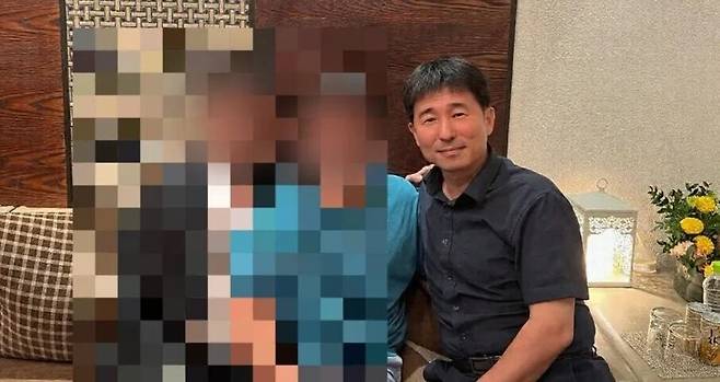 더불어민주당이 지귀연 부장판사 향응 접대 의혹을 제기하며 지난 19일 공개한 사진. 지 부장판사(가장 오른쪽)가 동석자 두 명과 앉아있다. 민주당 제공