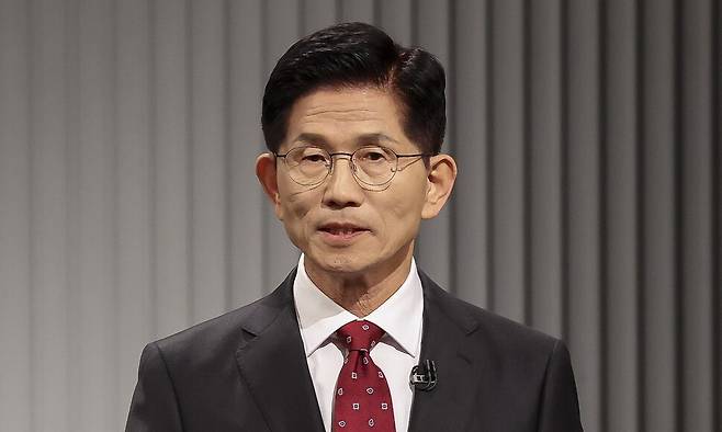 국민의힘 김문수 대선후보가 23일 서울 영등포구 여의도 KBS 스튜디오에서 열린 중앙선거방송토론위원회 주관 제21대 대통령선거 후보자 토론회에 앞서 준비를 하고 있다. 국회사진기자단