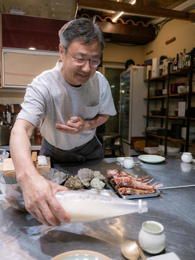 경남 통영시에 위치한 식당 '야소주반'의 박준우 대표가 자신이 만든 술, '건축가가 빚은 막걸리'를 따르고 있다. 건축가인 박 대표는 아내인 김은하 셰프의 음식과 어울리는 술을 찾다가 직접 술을 빚기 시작했다. '야소주반'의 접객을 맡는 동시에 식당 뒤편에 위치한 '거북이와 두루미 양조장'을 운영 중이다.