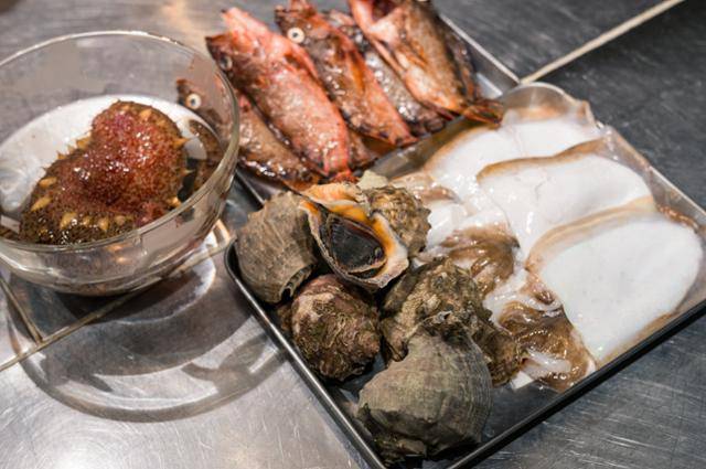 자연산 홍해삼과 통영산 열기, 참소라 등 제철 해산물이 '야소주반' 주방에 놓여 있다. '야소주반'은 고정된 메뉴가 없이 당일 시장에서 수급된 재료로 요리한다.