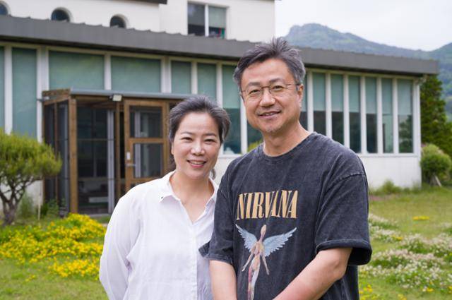 경남 통영시의 식당 '야소주반' 앞에서 김은하 셰프와 박준우 대표가 환하게 웃고 있다. 김 셰프와 박 대표 두 명이서 운영하기 때문에 손님은 하루에 10명 정도만 받는다. 야소주반엔 '키친톡'이라는 특별한 옵션이 있어, 손님이 주방에서 요리하는 과정을 지켜보며 이야기를 나눌 수 있다.