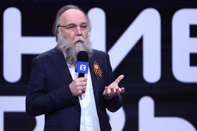 정치철학자 알렉산드르 두긴이 지난달 30일 러시아 모스크바에서 '러시아의 지정학적 사명: 위대한 애국 전쟁부터 오늘날까지'라는 제목의 강연을 하고 있다. 모스크바=타스통신 연합뉴스