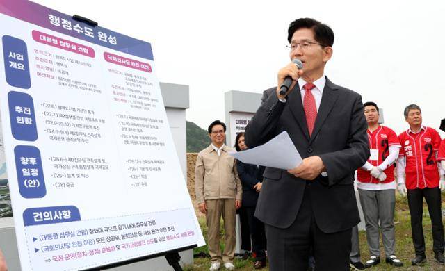 김문수 국민의힘 대통령 후보가 16일 세종시 국회의사당 이전부지를 방문, 대통령 집무실 건립 및 국회의사당 완전 이전 행정수도 공약을 발표하고 있다. 뉴스1