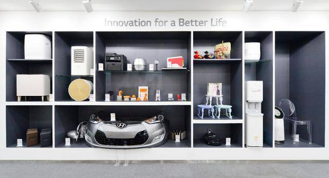 LG화학 엔지니어링 소재사업부의 컬러 개발팀이 개발한 엔지니어링 플라스틱 제품들이 14일 전북 익산시 LG화학 공장에 전시돼 있다. LG화학 제공