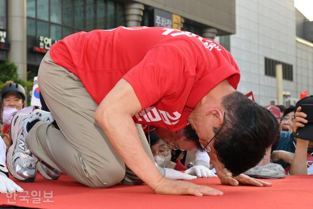 김문수 국민의힘 대선 후보가 22일 경기 부천시 부천역에서 유세를 하며 시민드레게 큰절을 하고 있다. 하상윤 기자