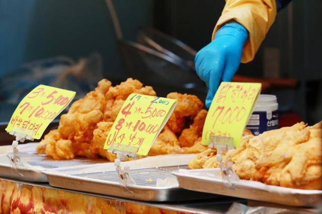 서울 시내 한 전통시장에서 20일 치킨을 판매하고 있다. 연합뉴스