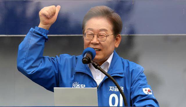 이재명 더불어민주당 대선 후보가 22일 경남 양산 워터파크공원에서 열린 유세에서 발언하고 있다. 양산=고영권 기자