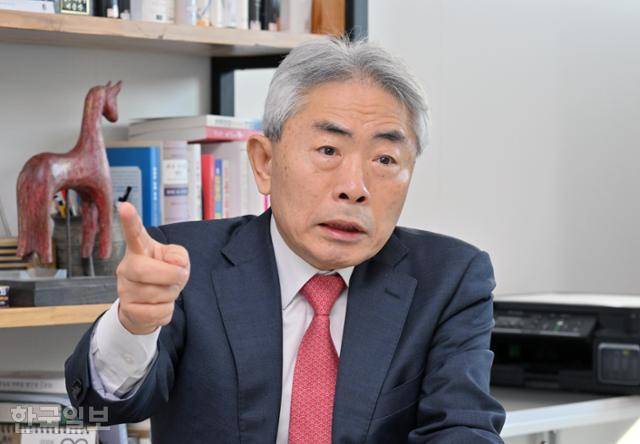 정규재 전 한국경제 주필이 1월 9일 서울 종로구 돈화문로 동원빌딩에서 본보와 인터뷰를 하고 있다. 홍인기 기자