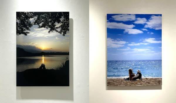 문정희 배우는 전시된 작품 중 가장 아끼는 작품으로 노을지는 속초 산책길에서 마누와 나란히 앉아 촬영한 사진(왼쪽)을 골랐다. /사진=최소라 인턴기자