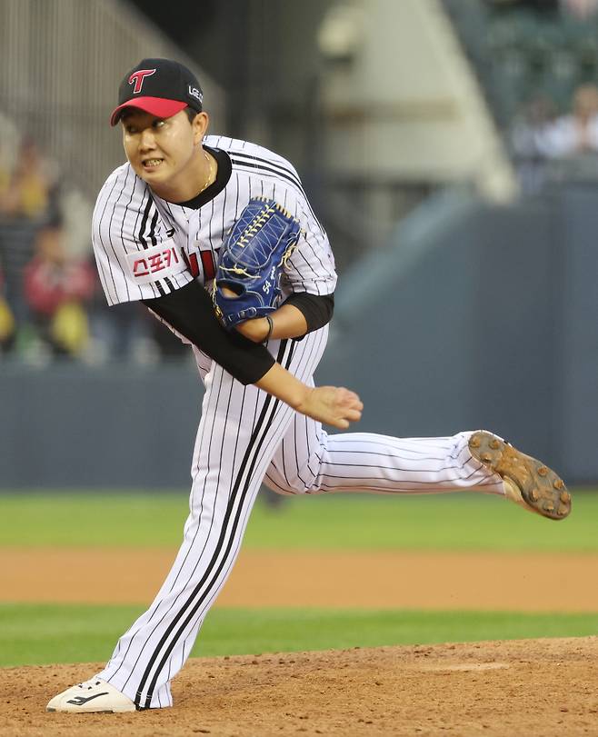 2024 프로야구 KBO 포스트시즌 LG 트윈스와 KT 위즈의 준플레이오프(준PO) 2차전 경기가 6일 오후 서울 잠실야구장에서 열렸다. 9회초 유영찬이 구원 등판해 공을 던지고 있다. 잠실=김민규 기자 mgkim1@edaily.co.kr /2024.10.06/