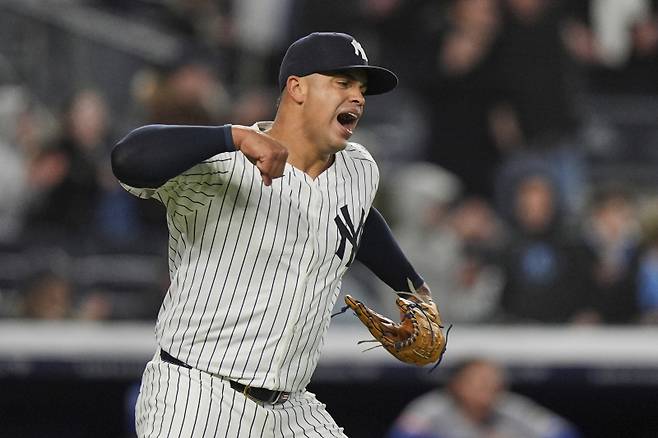 <yonhap photo-3634="">어깨 부상으로 전열에서 이탈한 페르난도 크루스. 크루스는 올 시즌 뉴욕 양키스의 대표적인 필승조 자원이었다. 이번 부상으로 복귀 시점은 물음표. 애런 분 양키스 감독은 "앞으로 며칠 안에 마운드에 오를 수 있길 바란다"라고 말했다. [AP=연합뉴스]</yonhap>