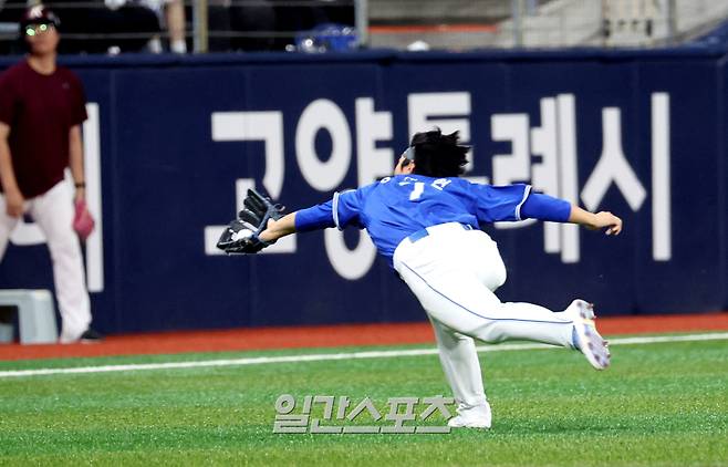 2025 KB0리그 프로야구 키움히어로즈와 삼성라이온즈의 경기가 22일 오후 서울 고척스카이돔에서 열렸다. 8회말 무사 1,2루 박주홍의 빗맞은 타구를 유격수 이재현이 몸을 날려 잡아내고 있다. 고척=김민규 기자 mgkim1@edaily.co.kr /2025.05.22/