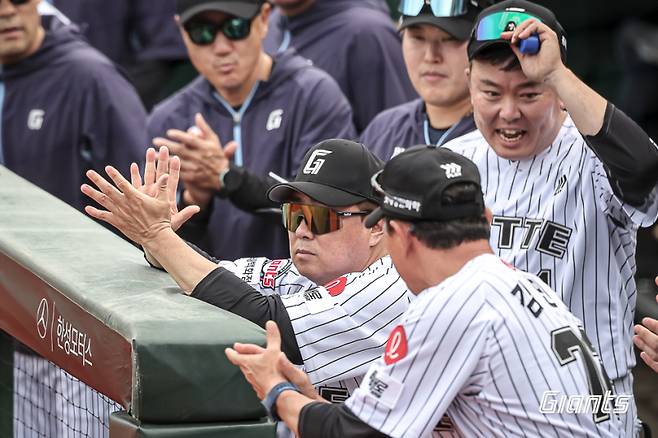 김태형 감독과 주형광 투수 코치 등 롯데 벤치. 구단 제공