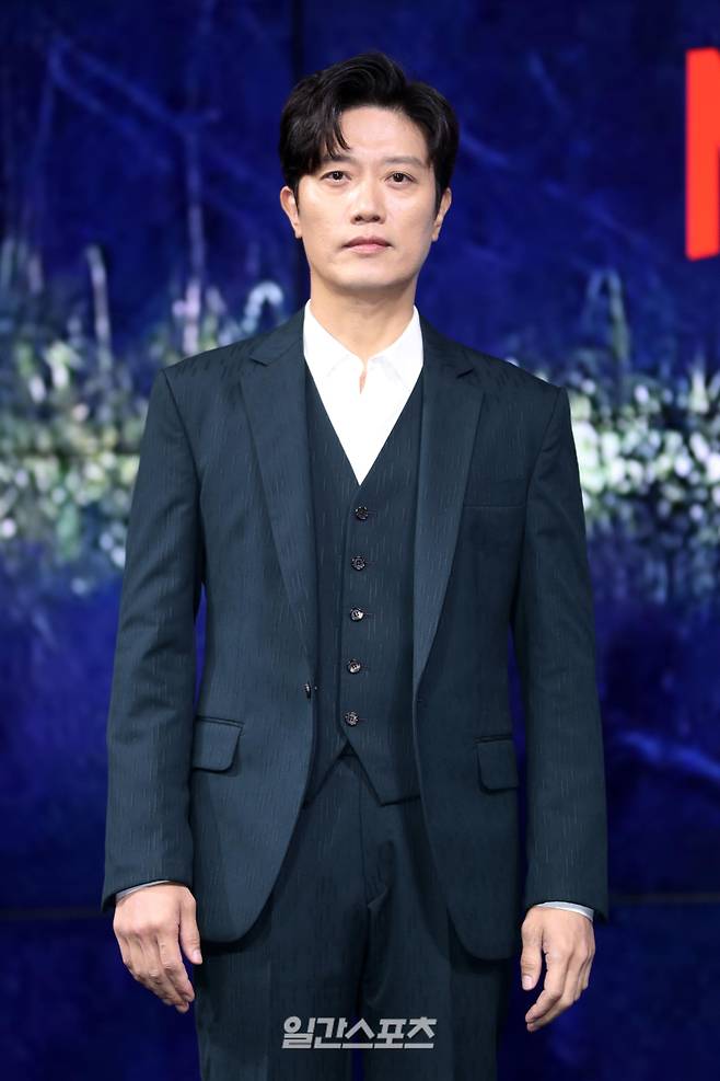 "배우 박희순이 9일 오전 서울 종로구 JW 메리어트 동대문 스퀘어 서울에서 열린 넷플릭스 시리즈 ‘모범가족’ 제작발표회에 참석해 포토타임을 갖고있다. ‘모범가족’은 파산과 이혼 위기에 놓인 평범한 가장 동하가 우연히 죽은 자의 돈을 발견하고 범죄 조직과 처절하게 얽히며 벌어지는 범죄 스릴러다. 오는 12일 공개. 서병수 기자 qudtn@edaily.co.kr / 2022.08.09."