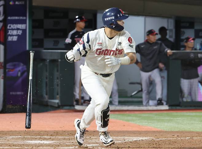 <yonhap photo-5562="">20일 부산 사직야구장에서 열린 프로야구 2025 신한 SOL 뱅크 KBO리그 LG 트윈스와 롯데 자이언츠의 경기. 6회 말 무사 2, 3루에서 롯데 고승민이 2타점 죄중간 2루타를 치고 있다. [연합뉴스]</yonhap>