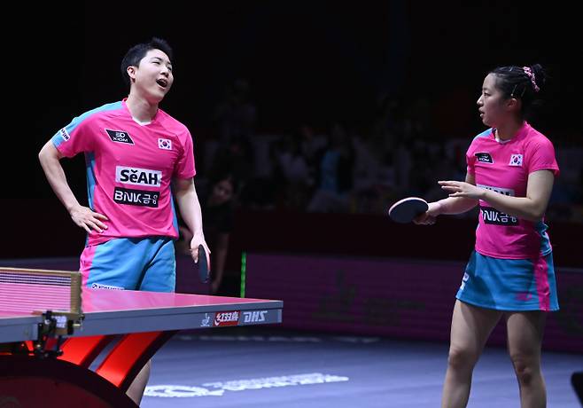 <yonhap photo-4606="">임종훈, 신유빈이 23일(현지시간) 카타르 도하 루사일 아레나에서 열린 2025 국제탁구연맹(ITTF) 세계선수권대회 혼합복식 4강 중국 쑨잉사 - 왕추친과 경기에서 실점 후 아쉬워하고 있다. 2025.5.23 [사진공동취재단] photo@yna.co.kr/2025-05-23 18:42:55/ <저작권자 ⓒ 1980-2025 ㈜연합뉴스. 무단 전재 재배포 금지, AI 학습 및 활용 금지></yonhap>