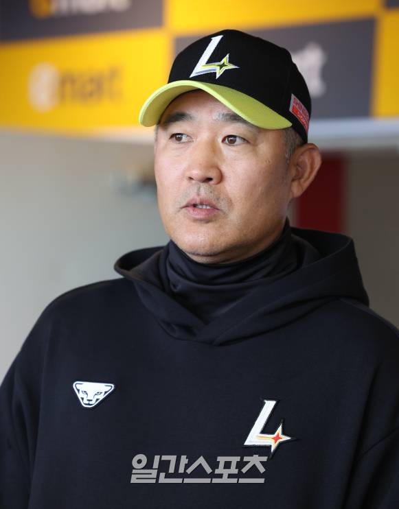 SSG 이숭용 감독이 10일 오후 인천 SSG 랜더스필드에서 열리는 KIA 와의 경기를 앞두고 취재진들과 인터뷰 하고있다. 인천=정시종 기자 /2025.05.10.