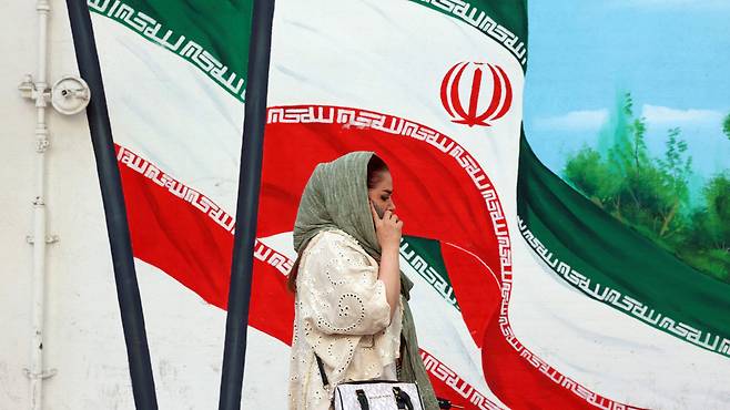 [이란 국기가 그려진 벽화]