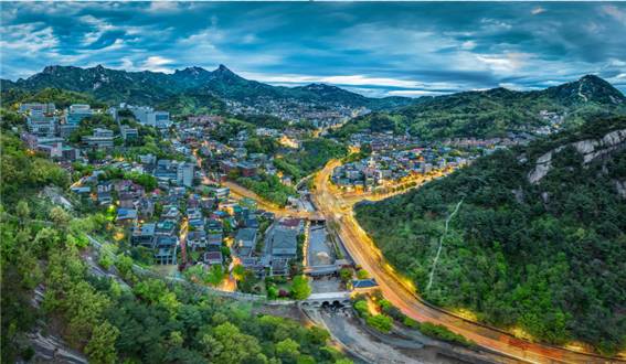 서울시가 성북구·종로구에 걸쳐 남아있는 국가유산 '탕춘대성(蕩春臺城)'의 해설 프로그램을 오는 25일부터 운영한다. 사진은 탕춘대성 홍지문의 모습. [사진=서헌강 작가]