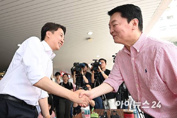 이준석 개혁신당 대선 후보가 21일 경기 성남시 가천대학에서 안철수 국민의힘 공동선거대책위원장과 회동에 앞서 악수를 하고 있다. [사진=곽영래 기자]