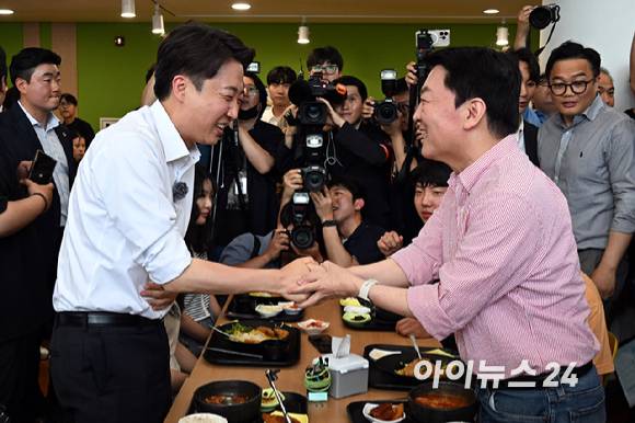 이준석 개혁신당 대선 후보와 안철수 국민의힘 공동선거대책위원장이 21일 경기 성남시 가천대학에서 진행한 '학식먹자 이준석' 행사에서 악수를 나누고 있다. [사진=곽영래 기자]