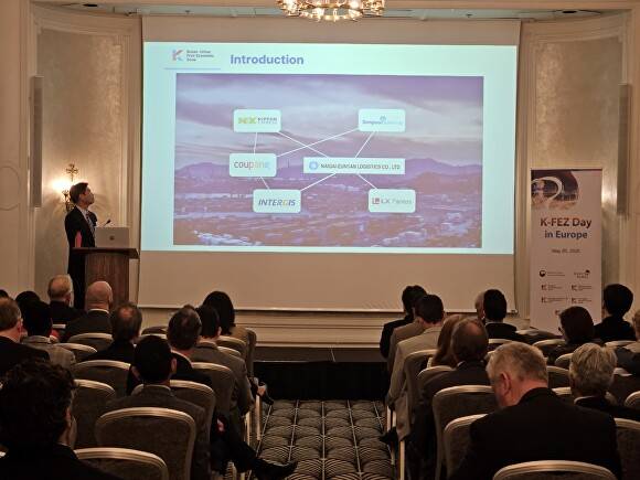 부산진해경제자유구역청 투자유치부장이 ‘한·영 부동산 투자유치 세미나’에서 발표를 진행하고 있다. [사진=부산진해경제자유구역청]