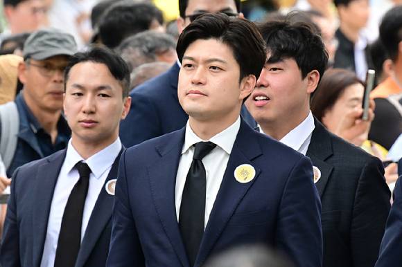 국민의힘 김용태 비상대책위원장이 23일 경남 김해시 봉하마을에서 열린 고 노무현 전 대통령 16주기 추도식에 참석하고 있다. [사진=연합뉴스]