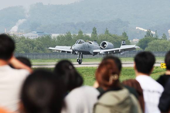 경기도 평택시 주한미공군 오산기지에서 열린 '오산 에어 파워 데이 2025'에서 A-10 공격기가 시범비행을 하고 있다. 2025.5.11 [사진=연합뉴스]