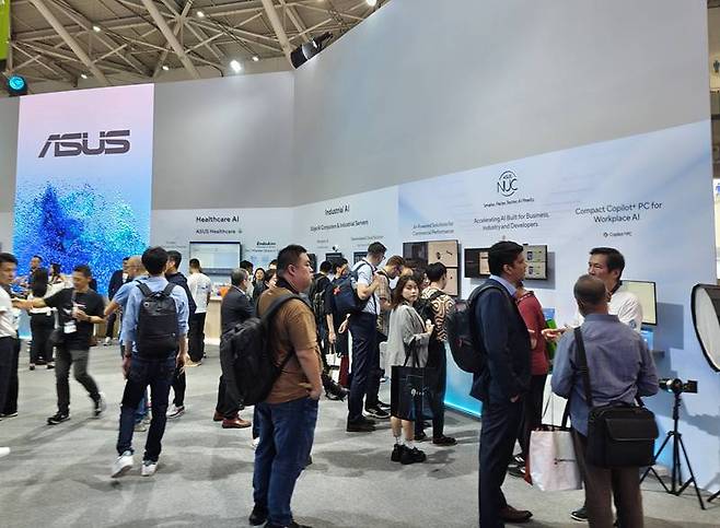 컴퓨텍스 2025 에이수스 부스는 많은 관람객이 방문했다 / 출처=IT동아