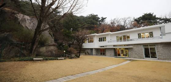 청풍계 터 근처에 있는 고(故) 정주영 현대그룹 명예회장의 청운동 자택이 2021년 최초 공개된 모습. [연합뉴스]