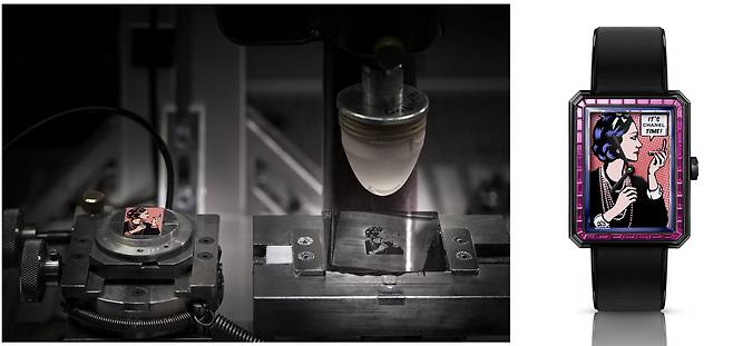 샤넬 블러쉬 워치 캡슐 컬렉션에 속한 보이∙프렌드 ‘코코 아트’ 워치. 그랑 푀 에나멜 다이얼 위에 패드 프린팅 기법으로 설립자 가브리엘 샤넬을 표현했다. 미니어처 팝아트를 연상시킨다. 사진 샤넬