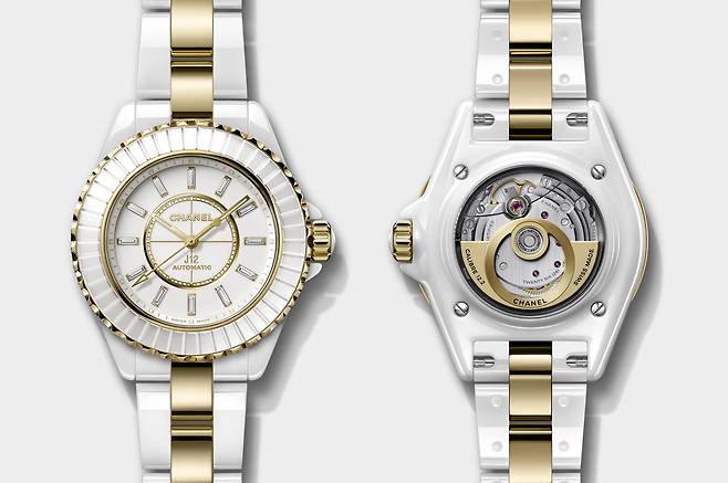 옐로 골드와 세라믹을 사용한 J12 칼리버 12.2 모델 또한 올해의 신제품이다. 사진 샤넬
