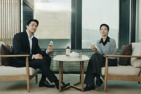 2025년 ‘발베니 메이커스 캠페인’의 공식 뮤즈인 배우 김고은과 셰프 안성재. 사진 발베니