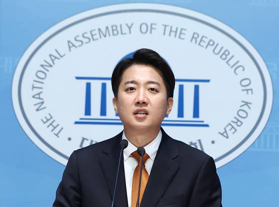 이준석 개혁신당 대통령 후보가 22일 서울 여의도 국회 소통관에서 단일화 관련 긴급 기자회견을 하고 있다. 뉴스1