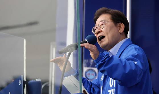 이재명 더불어민주당 대선 후보가 지난 21일 오후 인천광역시 계양구 계양역 앞 광장에서 유세를 하고 있다. 김성룡 기자