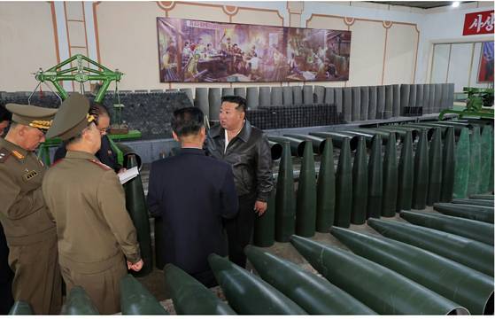 김정은 국무위원장이 이달 초 군수품 생산을 담당하는 제2경제위원회 산하 중요군수기업소들을 현지지도하는 모습. 노동신문, 뉴스1