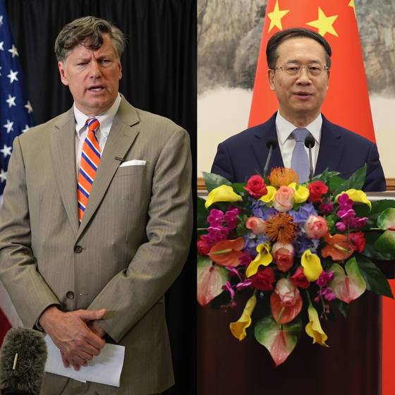 23일 미국과 중국 외교부 차관급이 전화 통화를 갖고 소통 채널 유지에 합의했다고 발표했다. 크리스토퍼 랜도(왼쪽) 미 국무부 부장관과 마자오쉬(오른쪽) 중국 외교부 상무부부장. AP=연합뉴스