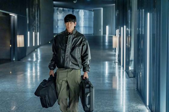 강동원은 국적불명의 특수요원 산호로 분해 한반도의 미래를 위협하는 거대한 사건을 파헤친다. 사진 디즈니 플러스