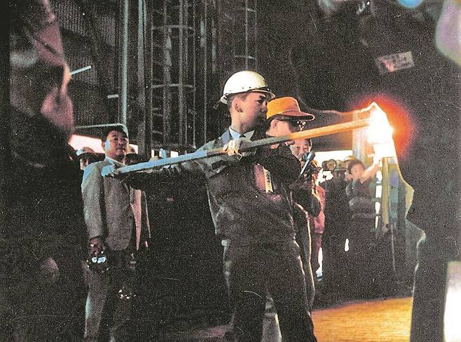 1973년 당시 박태준 포항제철 사장이 태양열로 채화한 불을 제선공장의 포항 1고로에 붙이는 모습. [사진 포스코]