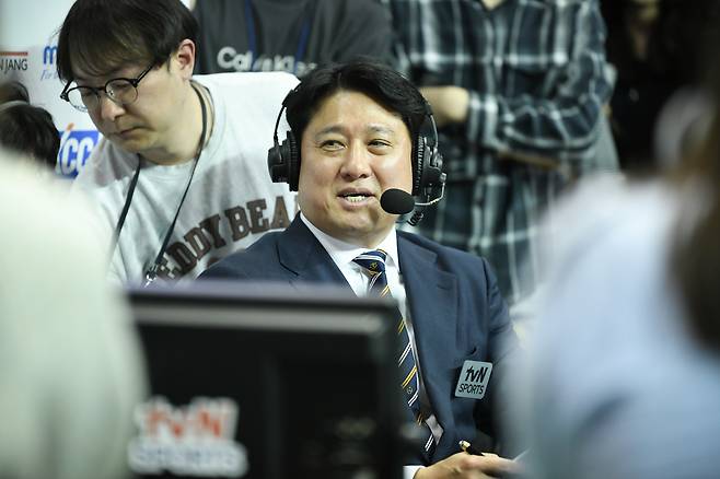 올 시즌 프로농구 해설위원을 맡았던 문경은이 수원 KT 지휘봉을 잡고 코트에 컴백한다. [사진 KBL]