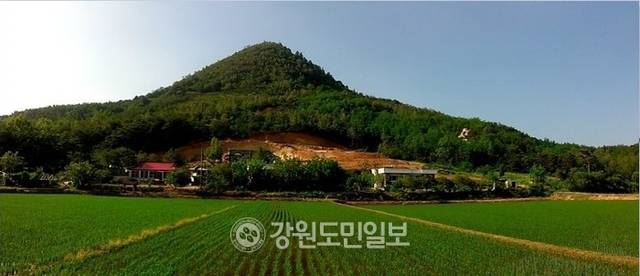 ▲ 제주처럼 보기 드문 화산체 구조의 암괴류로 유명한 국가지질공원 운봉산 전경. 제주 오름처럼 봉긋하게 홀로 솟아 있다.